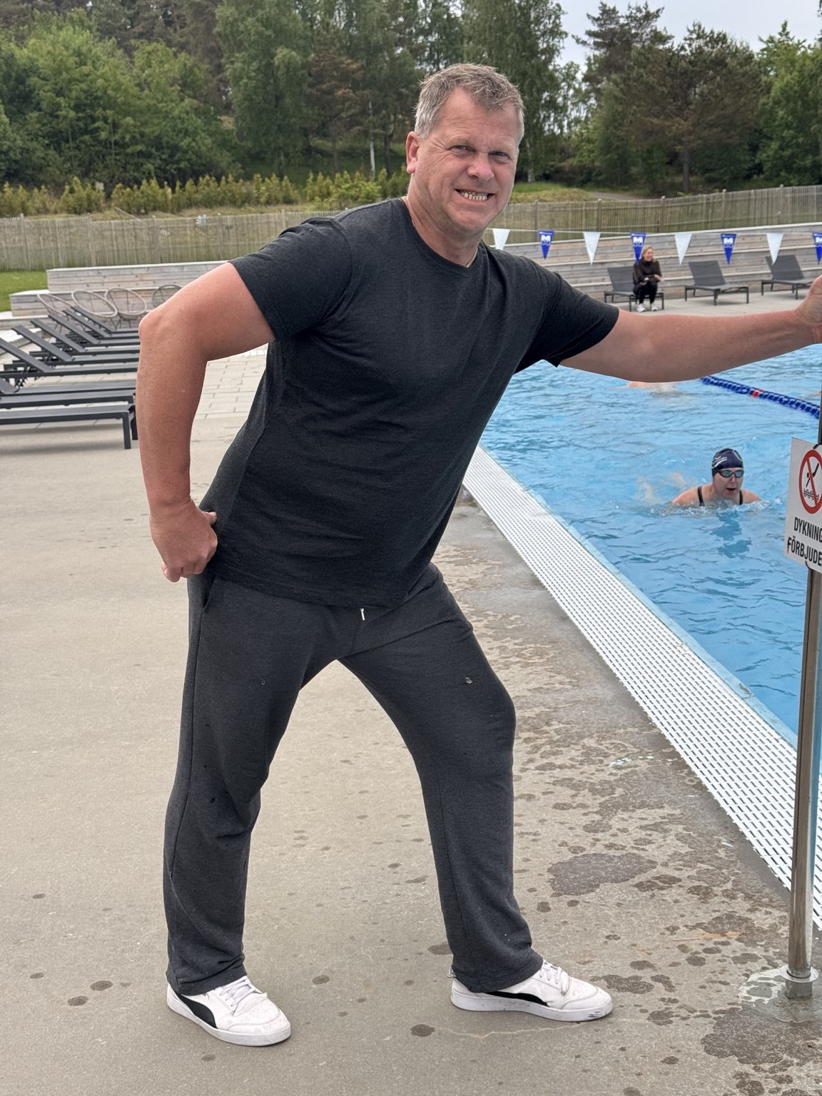 Anders Bladh, simcoach och samarbetspartner, vid bassängkanten